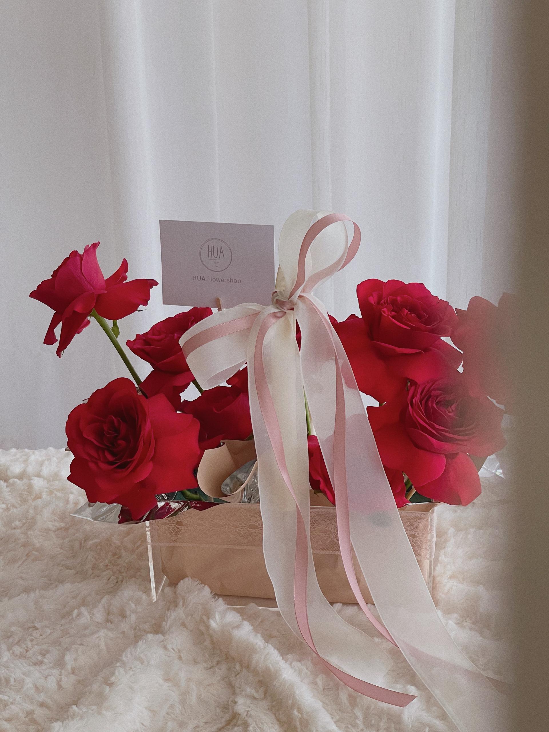 Premium Acrylic Triangle Bucket with handle (2)