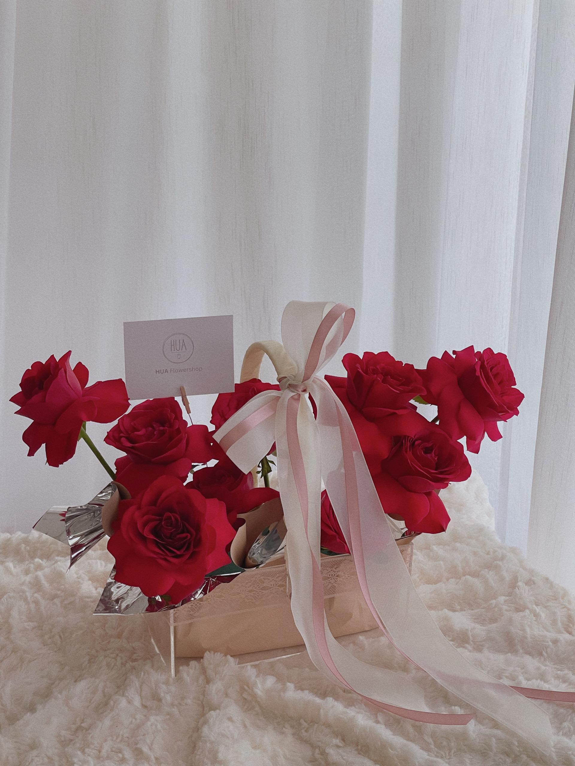 Premium Acrylic Triangle Bucket with handle