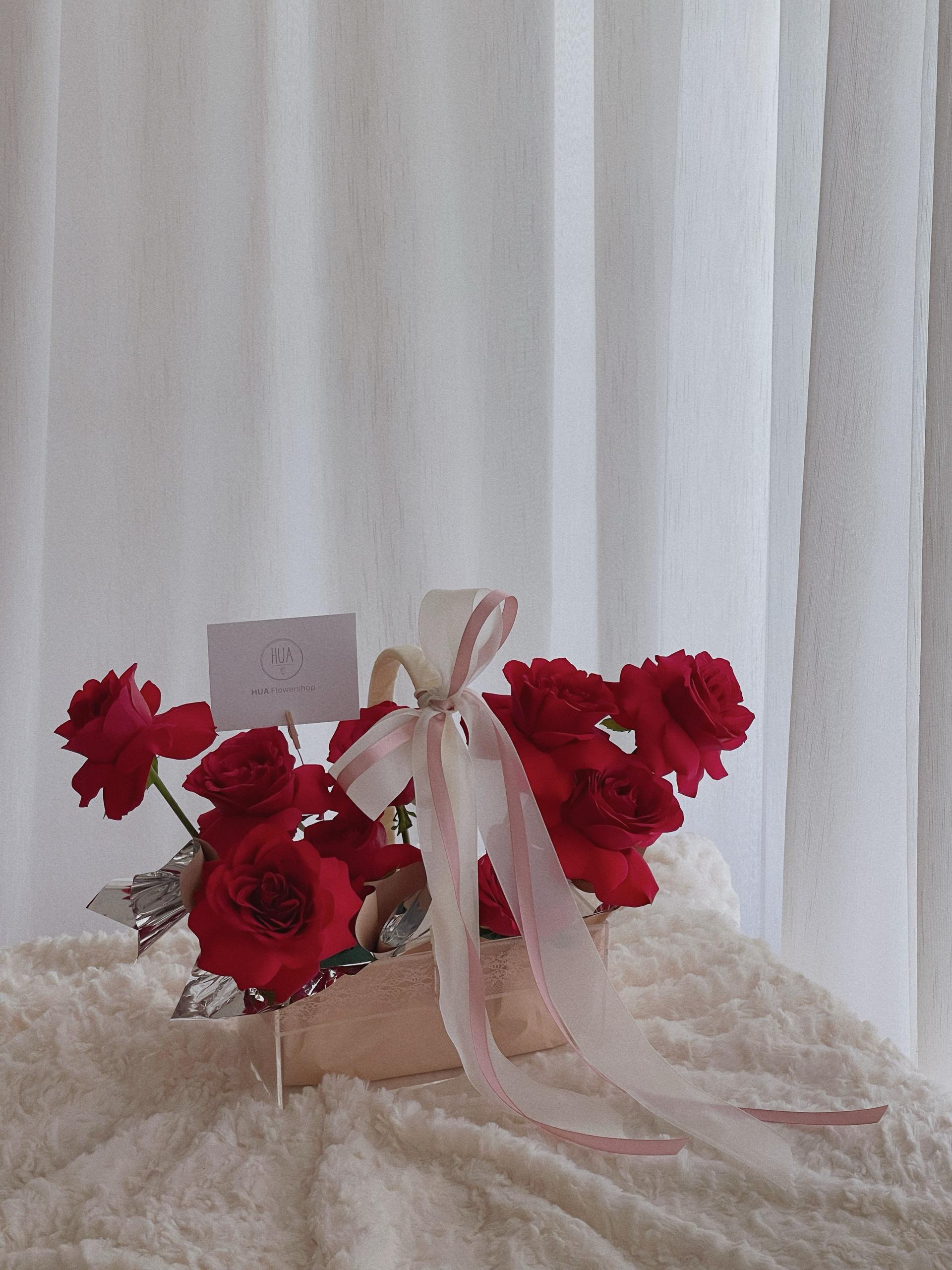 Premium Acrylic Triangle Bucket with handle (1)